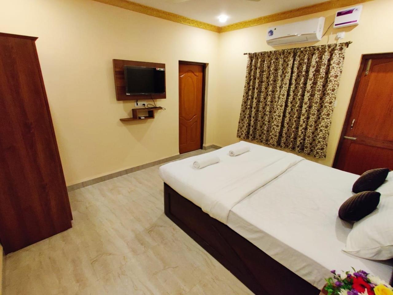 Ena Holiday Inn Calangute Exterior photo